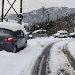उत्तराखंड में बर्फबारी का असर: पहाड़ों में ठप हुई आवाजाही—66 मार्ग अब भी बंद