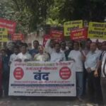 ऑनलाइन दवा बिक्री के विरोध में हल्द्वानी के मेडिकल कारोबारियों का प्रदर्शन, सरकार से सख्त कार्रवाई की मांग