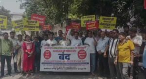 ऑनलाइन दवा बिक्री के विरोध में हल्द्वानी के मेडिकल कारोबारियों का प्रदर्शन, सरकार से सख्त कार्रवाई की मांग