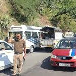 नैनीताल-कैंचीधाम में बढ़ी भीड़, वाहनों को रोककर शटल सेवा से भेजे गए पर्यटक